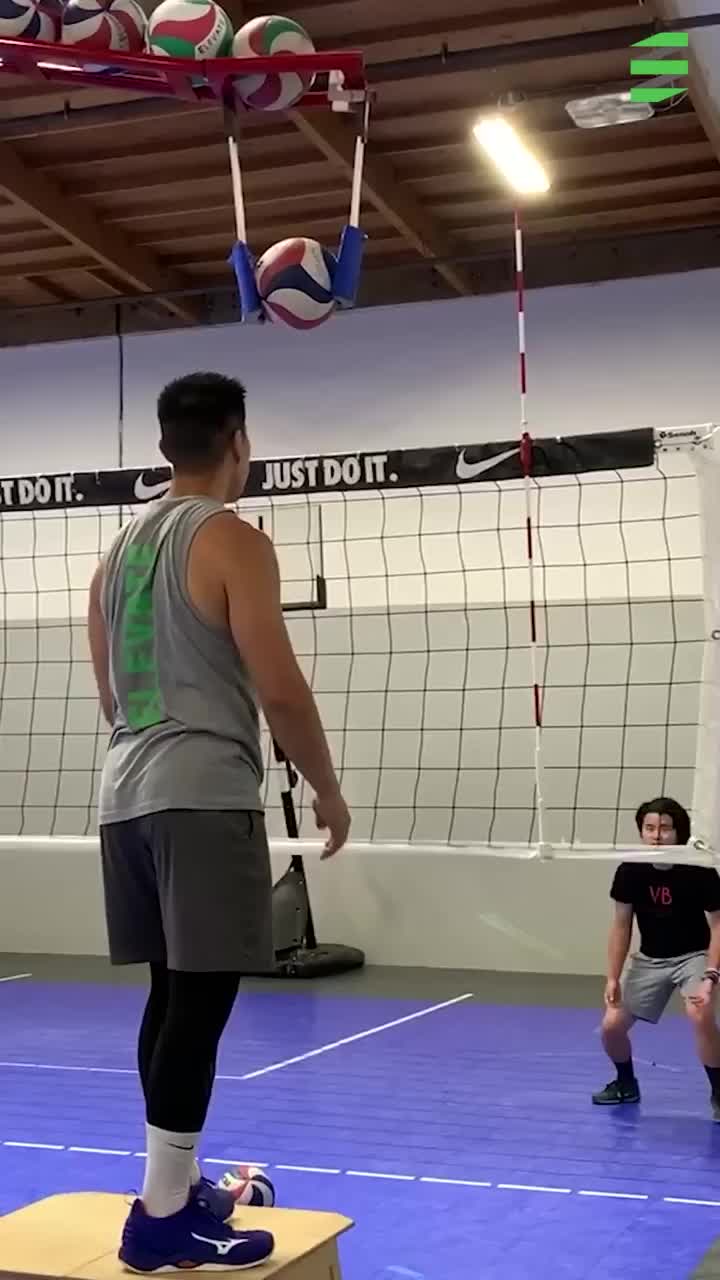 Volleyball!这练习扣球的装置可以整一套哈~_新浪新闻