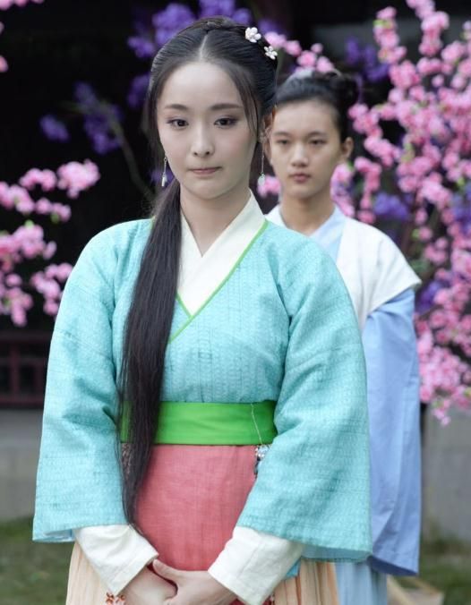 穿上古装的李曼看起来格外的迷人,看起来灵气十足呀