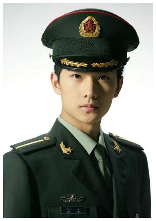后来杨洋还就读解放军艺术学院舞蹈系,身为一名文艺兵,杨洋的内心纯粹