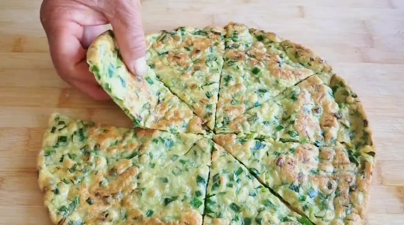 一把韭菜三个鸡蛋,农村妈妈教你烙韭菜鸡蛋饼,香软美味还营养