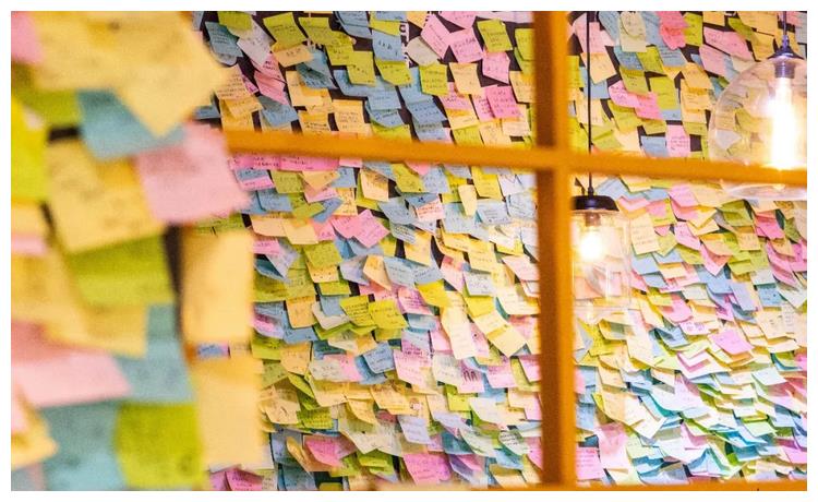 让你重回学生时代~ 墙上还有许多的便利贴, 好多吃货们在这里都留下