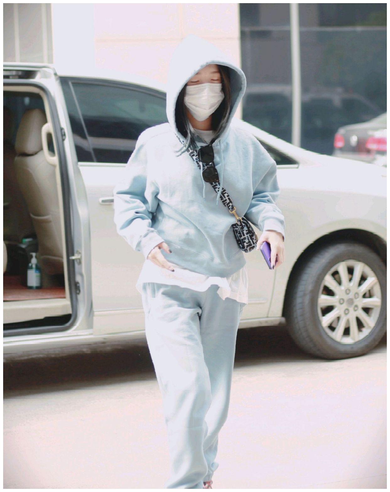 孟美岐机场走起简约风,卫衣套装叠穿白t恤,竟然穿出满满潮流感