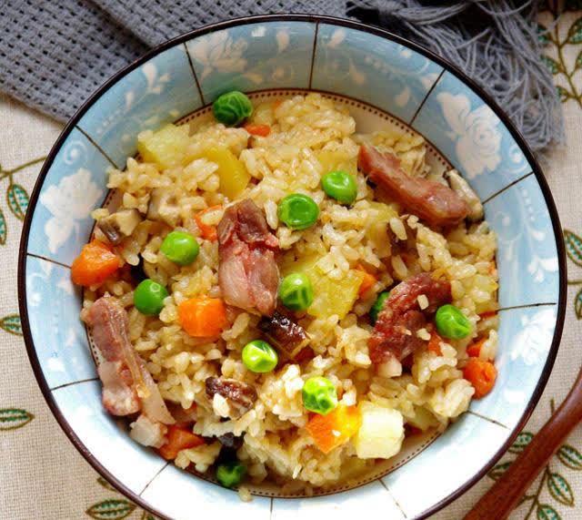 广味腊肠焖饭饭菜一锅省事又美味