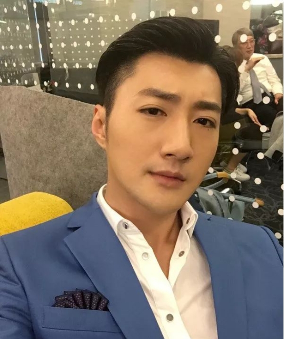 结婚不晒对象,与男友人喝酒十指相扣,性取向遭网友质疑|蔡淇俊|性取向