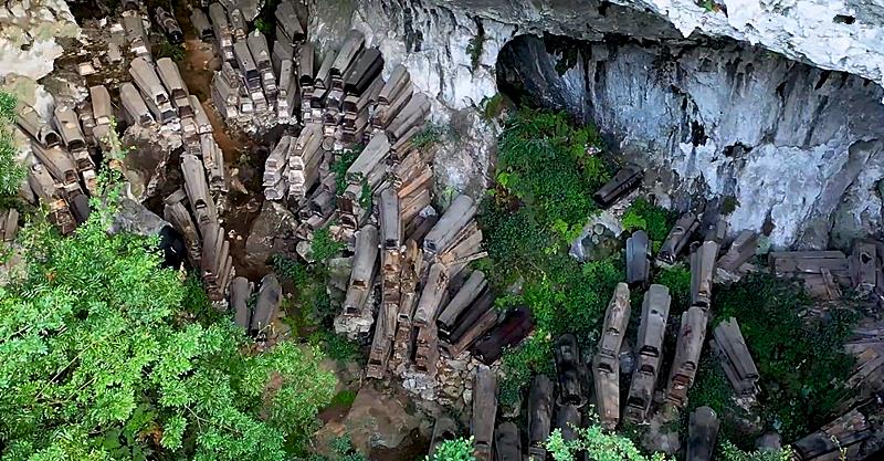 贵州一山洞堆满棺材入殓由鬼师操办拒收死得不干净者