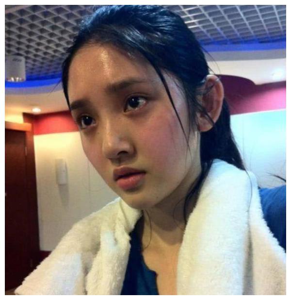 当年唐艺昕24岁就被追到手了看到旧照就懂为啥张若昀会执着