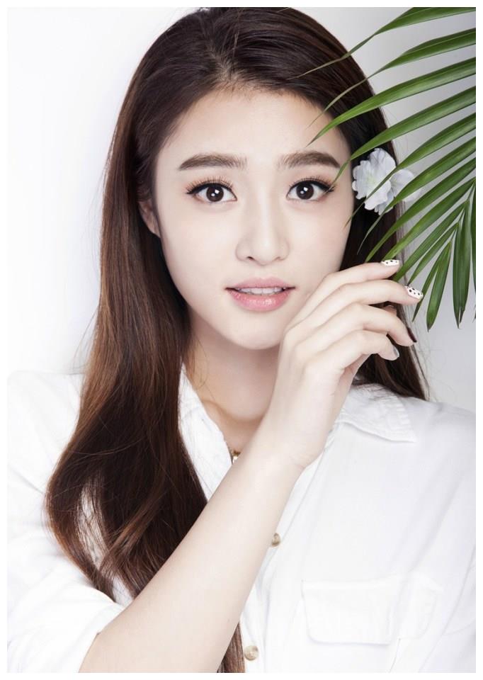 四川成都女演员曾梦雪,"梨涡少女"清新靓丽__财经头条