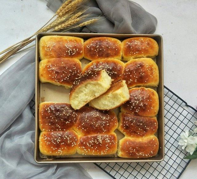 不用揉面的懒人版面包,一样的柔软拉丝,刚出炉就忍不住吃了1块