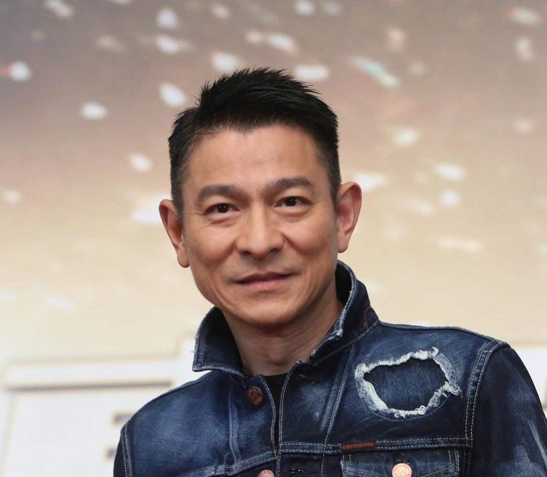 59岁刘德华容貌大变镜头拉近眼眶湿润了网友他真的老了