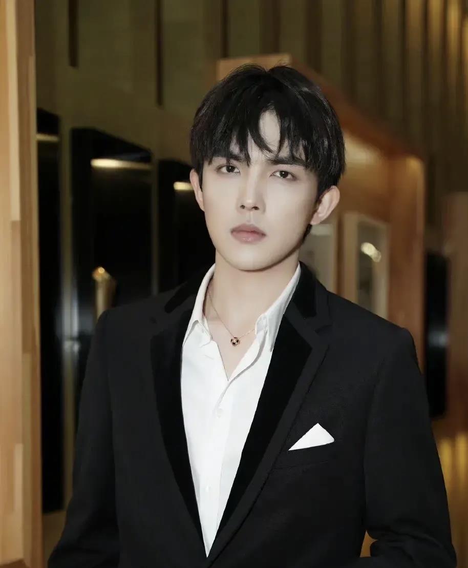 演员门槛这么低张雨绮男友李柄熹跨界演戏一来就直接担任男主