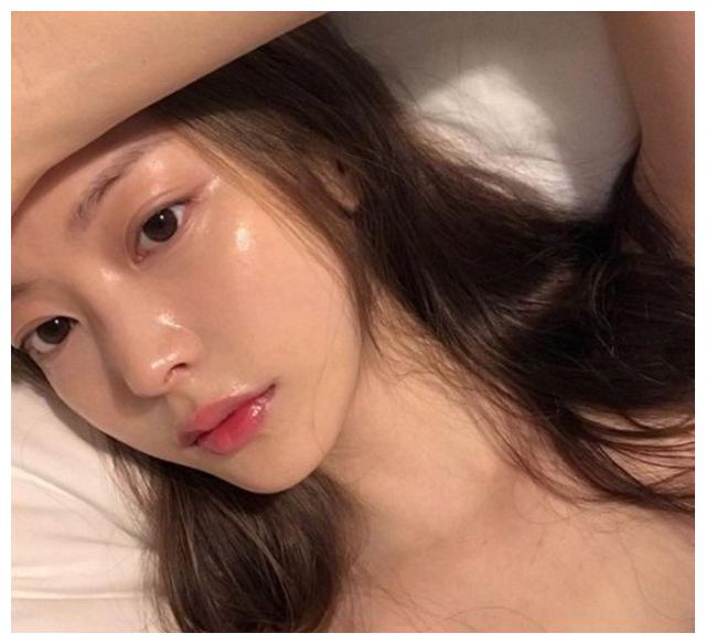 陷入swings分手传闻,林宝拉素颜凝视镜头展现"清纯美"