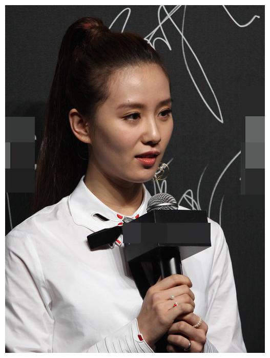 刘诗诗穿修身t恤现身活动照片未修素颜流出脸色暗黄下巴臃肿