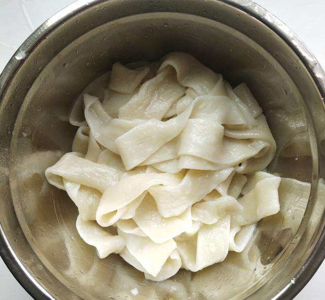 1碗面粉不用擀面杖教你做酸辣扯面简单好吃酸辣下饭