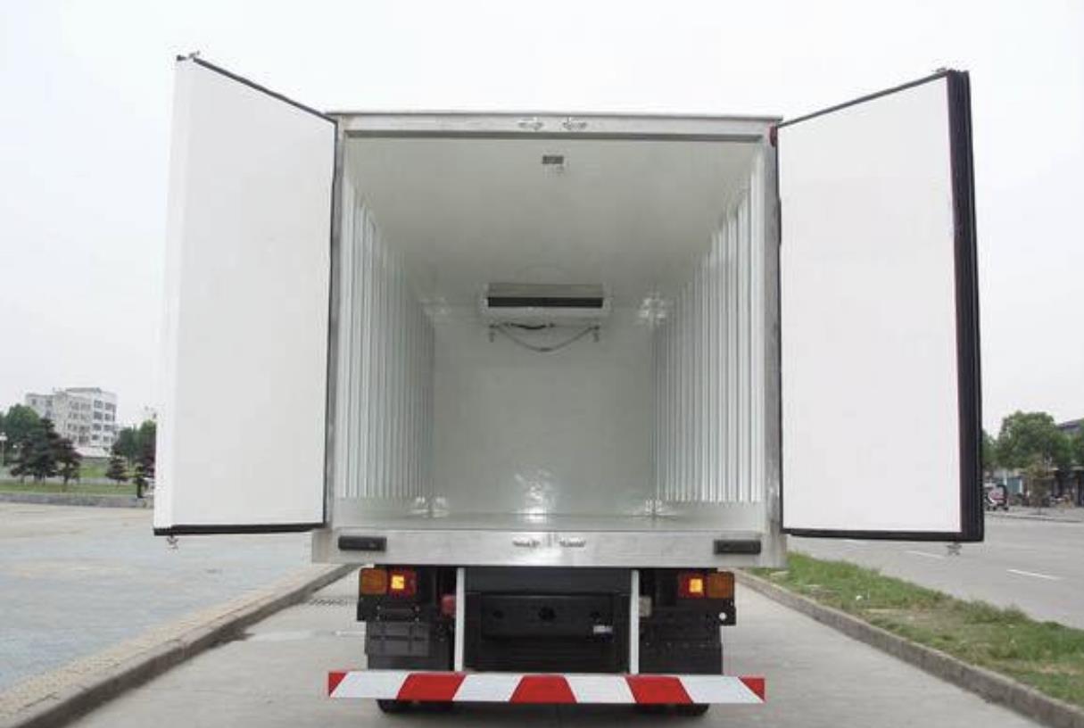 买辆冷藏车做房车岂不完美