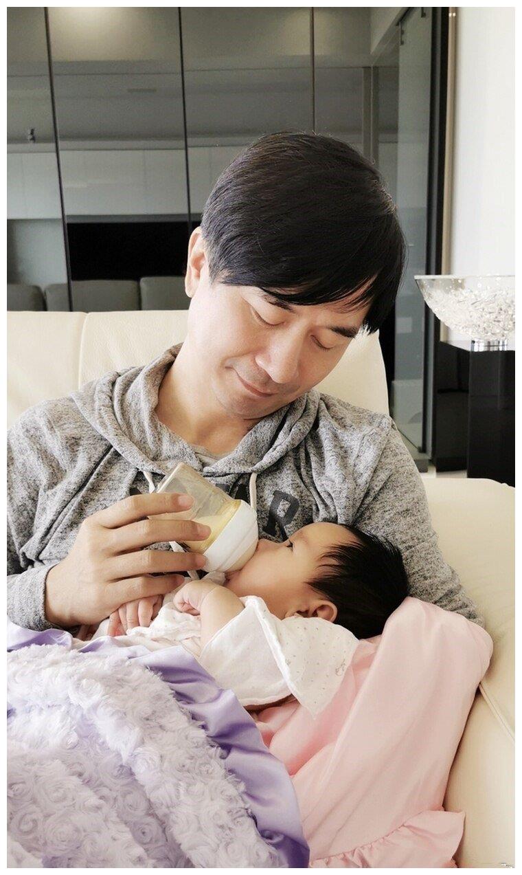 54岁黄舒骏时隔60天终于抱到女儿!妻子小其24岁,女儿不足3个月