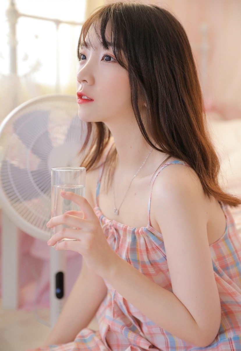 吊带裙美女撩人写真清纯靓丽迷人笑容十分可爱