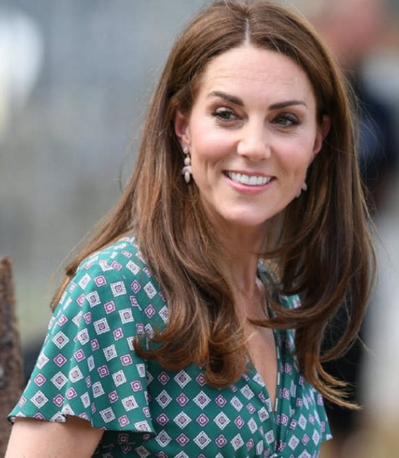 凯特王妃穿碎花小绿裙优雅现身与小朋友漫步花园笑容很温柔