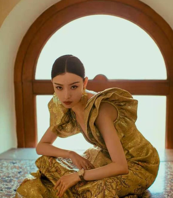 31岁倪妮金色礼服太抢镜,大开领低到肚脐,荷叶袖比喇叭更膨胀