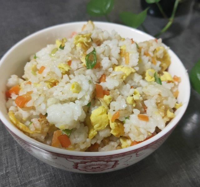 鸡蛋葱花炒饭葱香四溢美味可口