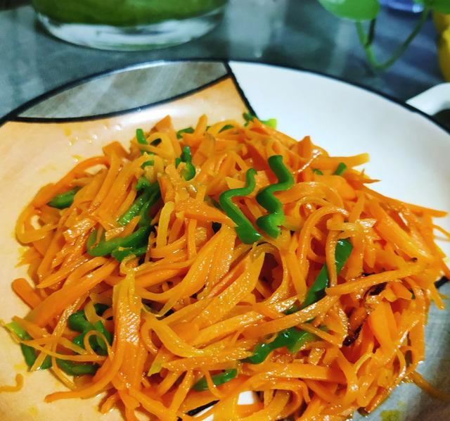 胡萝卜炒青椒丝,简单快手,美味下饭