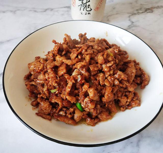 酱炒肉丝,肉丝嫩滑,酱香浓郁