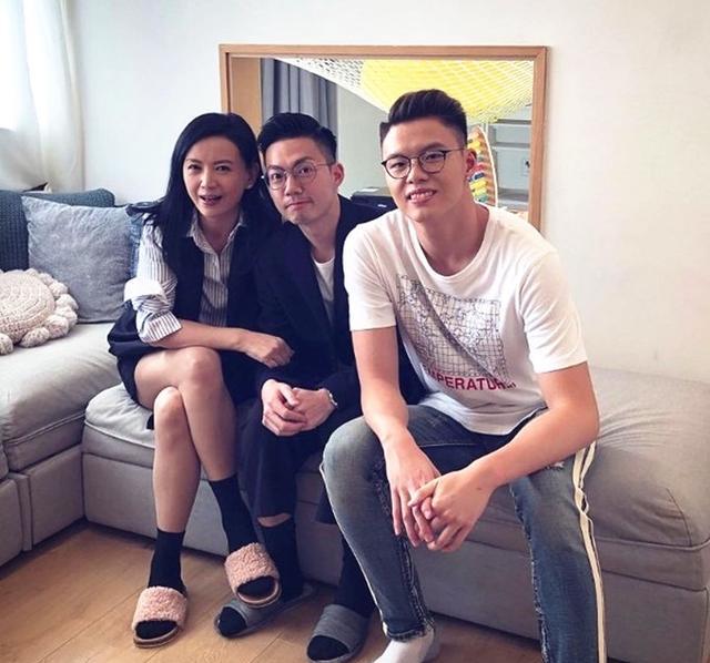 曾华倩晒近照美颜了还是难掩沧桑跟普通人比就是气质更好