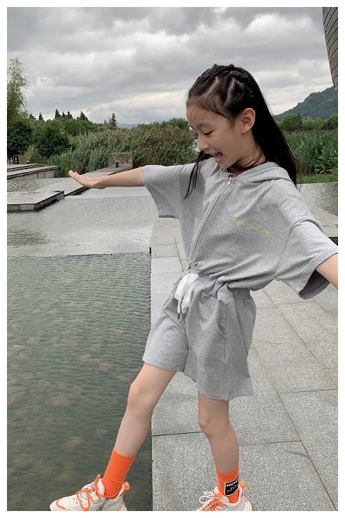 她是王思聪唯一关注的童星,才11岁就会连体衣搭aj袜,贼显腿细