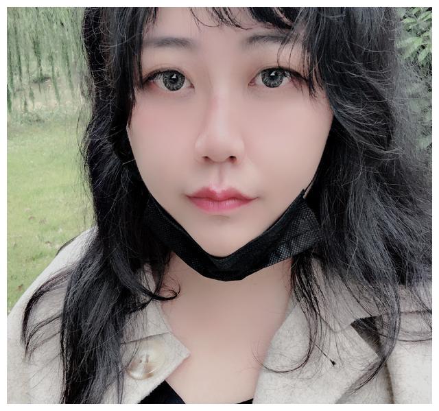 乔碧萝晒最新照片,结果一看就是开了10级美颜!__财经头条