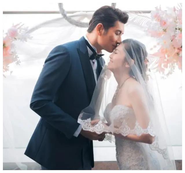 51岁tvb男神迎娶44岁港姐,恋爱9年,女方是二婚|袁文杰|恋爱|张洁莲