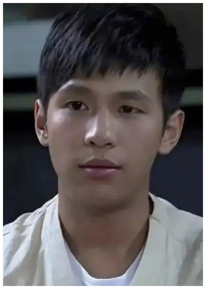 宋小宝晒年轻照片曾被赞神似蔡徐坤网友双眼皮是镰刀剌的