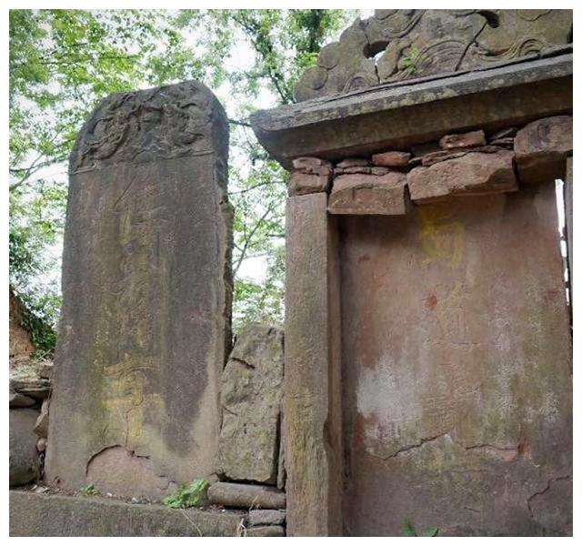 这座鲍三娘墓位于在昭化古城北5公里外,南北长21米,东西长19米,墓碑前