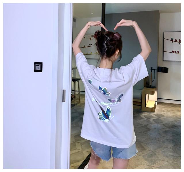 李小璐与贾乃亮感情升温后,扎双丸子头不失性感,不停耍酷凹造型