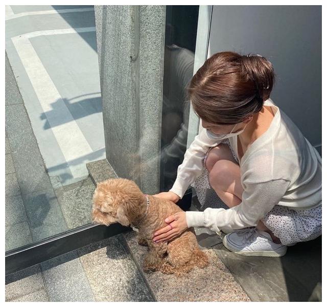 陷入swings分手传闻,林宝拉素颜凝视镜头展现"清纯美"