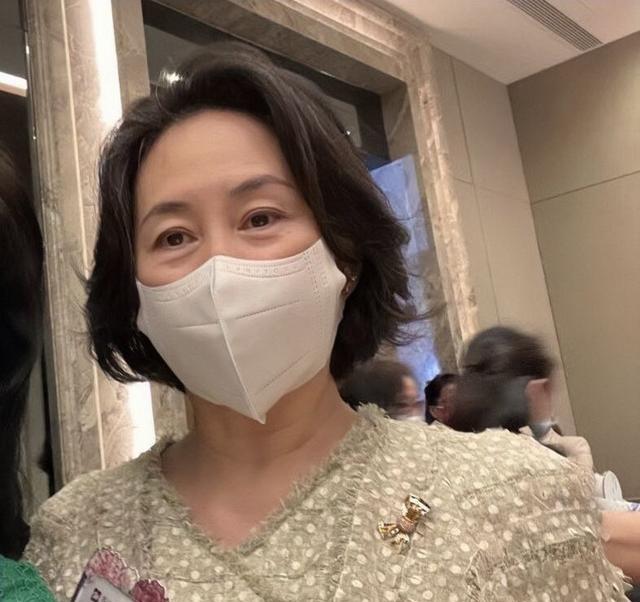 何超琼被拍近照眼袋深重颈纹多皱真名媛老了气质还那么高贵