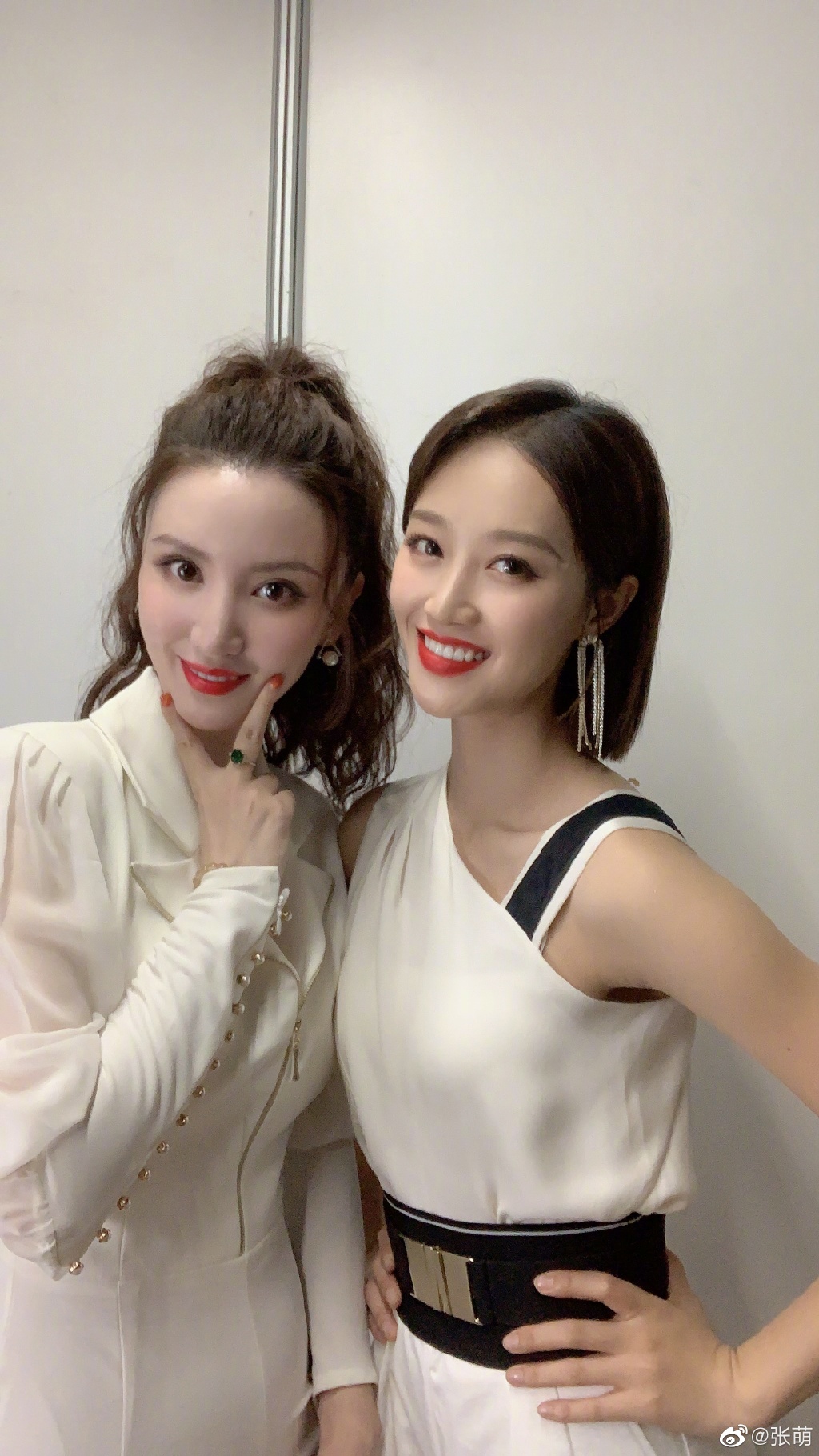 美女演员张萌和姐姐们合影写真美照