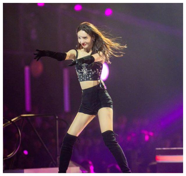 金晨到底有多a舞台下腰令人惊艳难怪当初邓伦那么痴迷