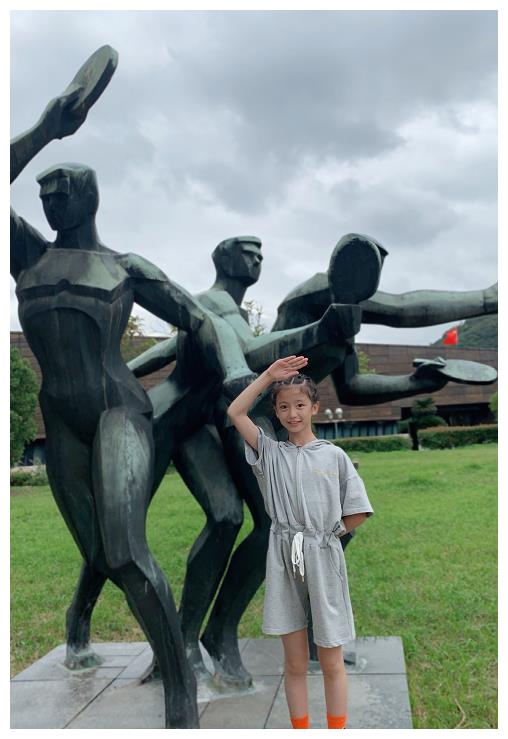 她是王思聪唯一关注的童星,才11岁就会连体衣搭aj袜,贼显腿细