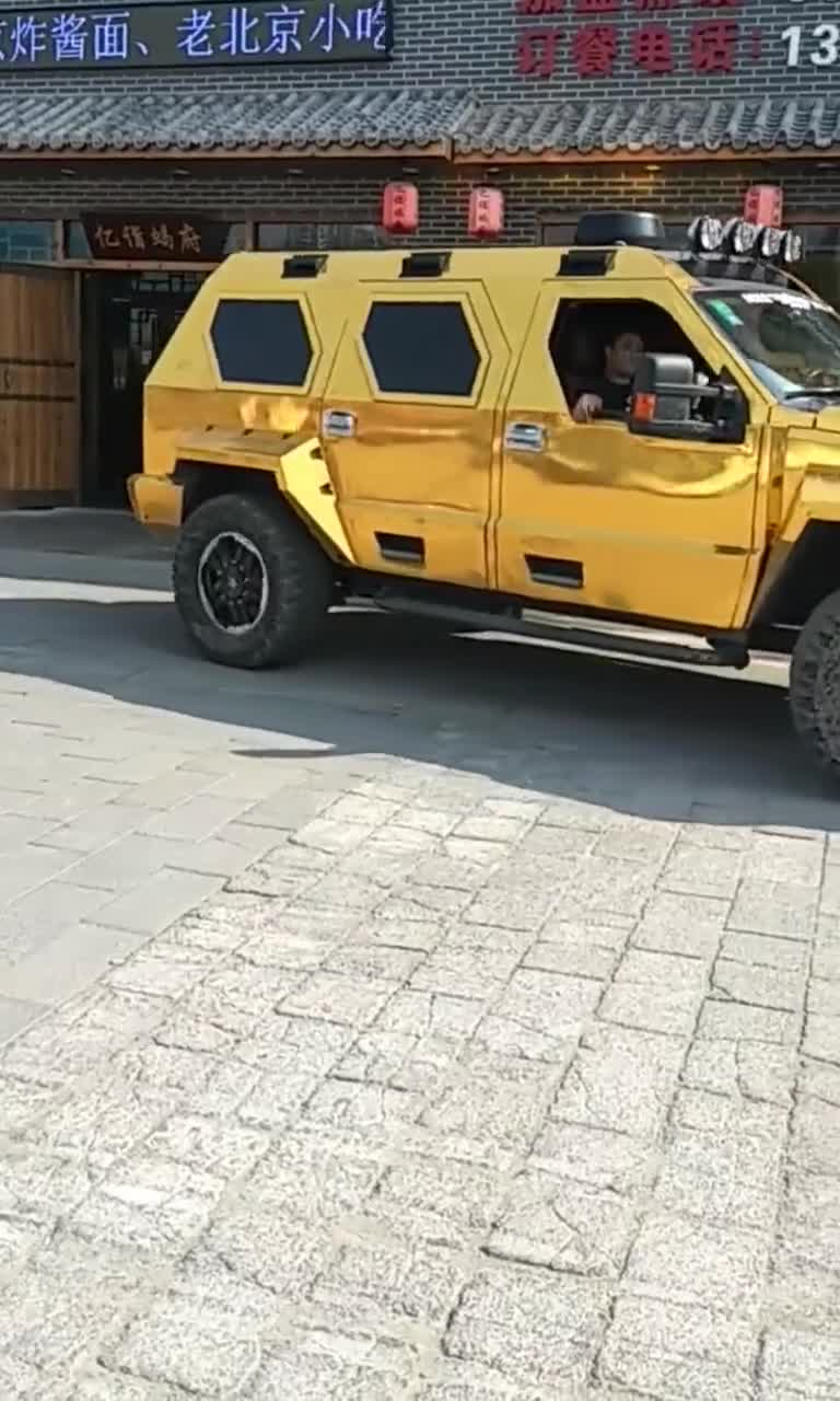 黄金色乔治巴顿装甲越野车浓浓的土豪范儿太霸气了