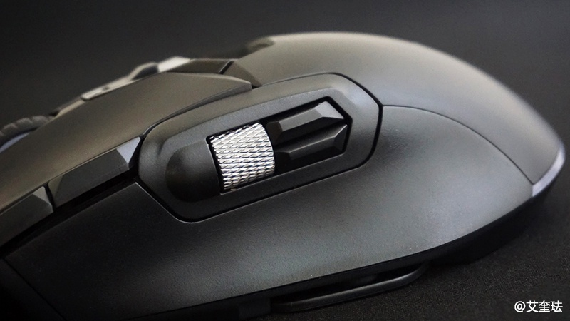 拥有着12个键位的游戏鼠标雷柏v330上手体验