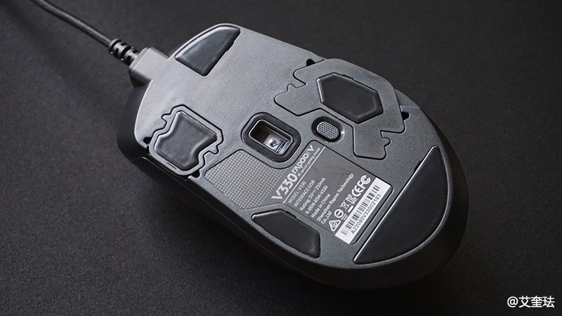 拥有着12个键位的游戏鼠标雷柏v330上手体验