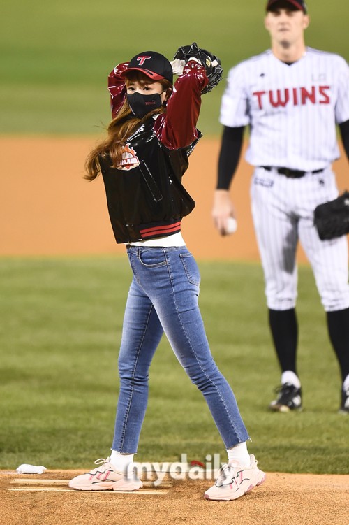 韩国女团a pink成员尹普美担任棒球比赛开球嘉宾
