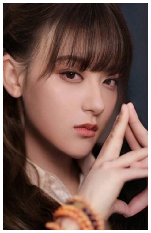 不少粉丝祝他幸福,很快大家就发现,照片中的美女是"女版黄子韬",不过