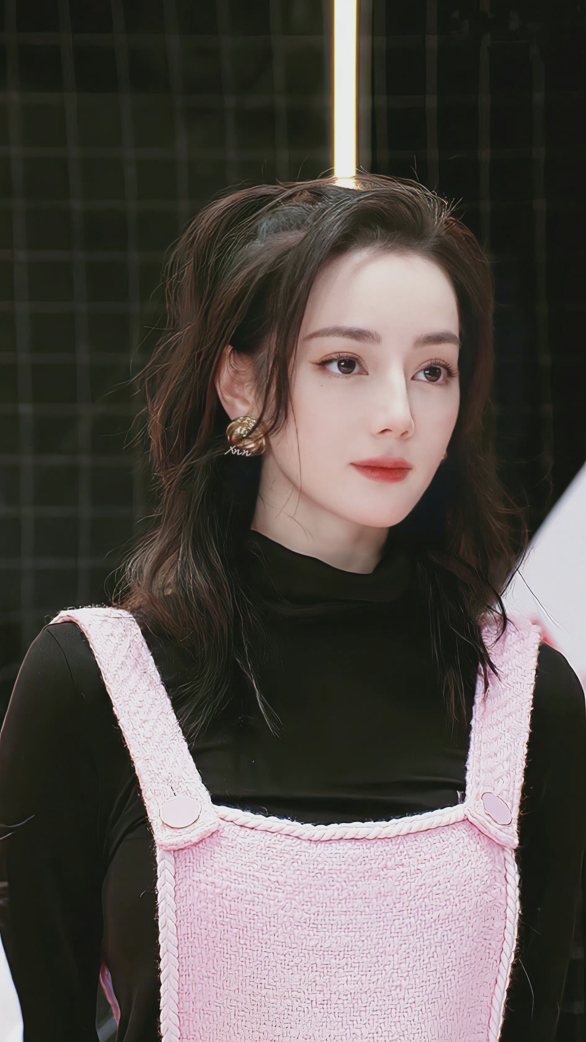 又被迪丽热巴惊艳到了穿粉色背带裤演绎甜美女孩直播状态满分