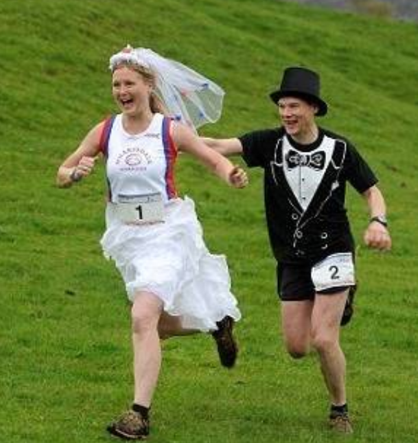 国外新郎跑了8公里路,追上新娘成婚,史上"最累人"婚礼!