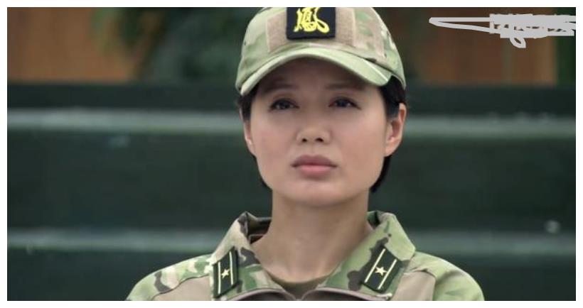 她用21年捧红老公,却被小3岁模特插足,今43岁与儿子相依为命!