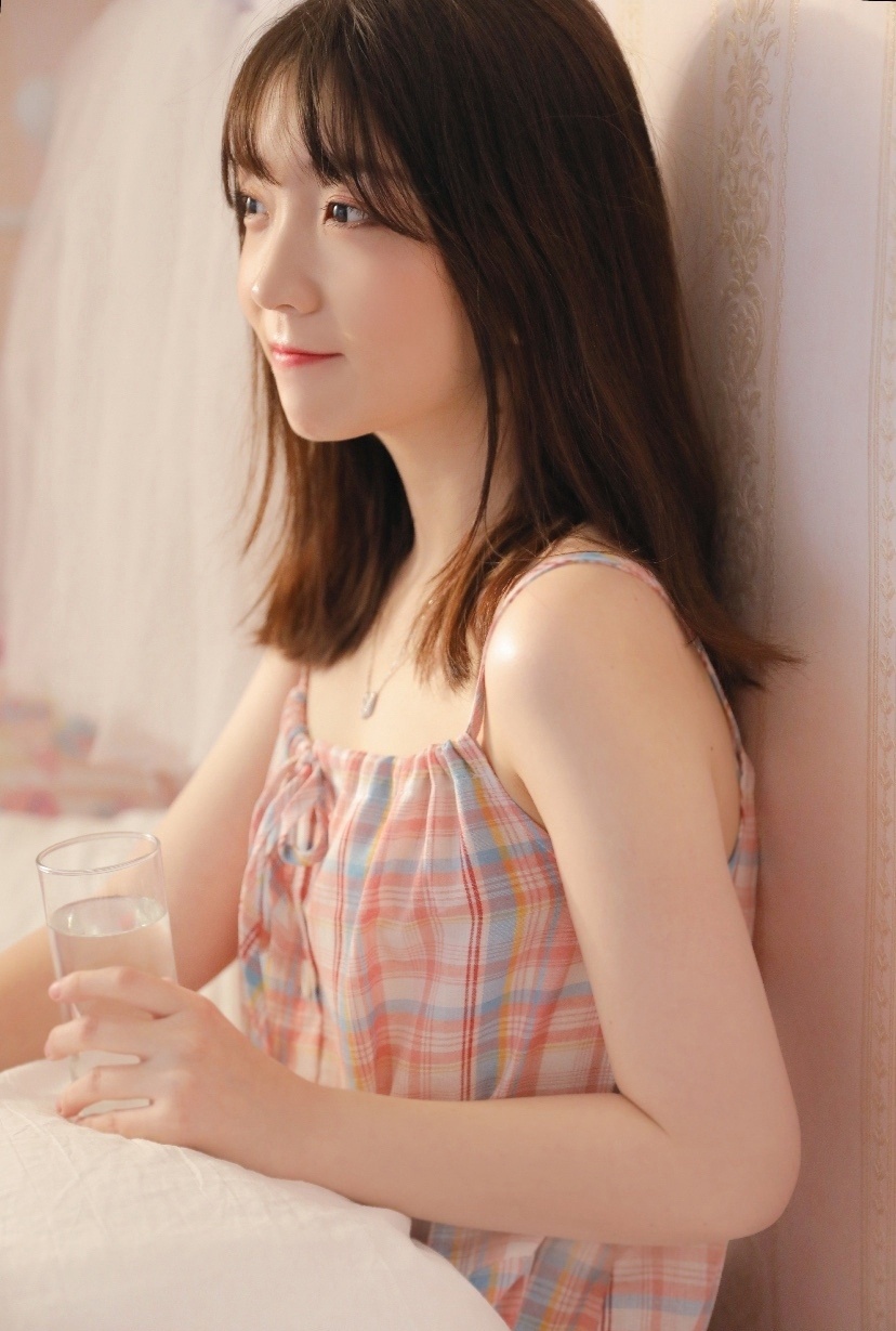 吊带裙美女撩人写真清纯靓丽迷人笑容十分可爱