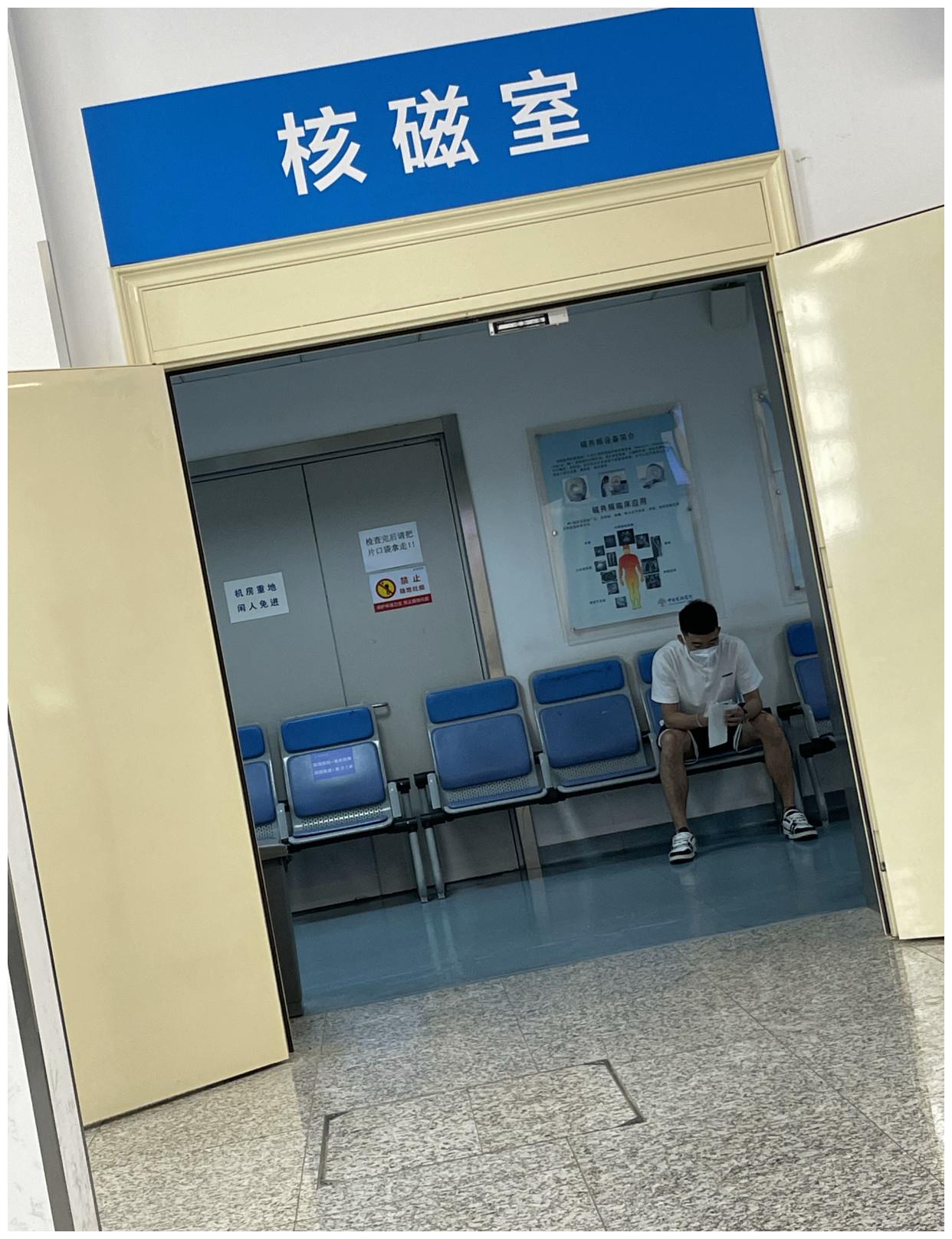 击碎谣言孙铭徽现身医院拍核磁共振疑似训练受伤杜锋又背锅