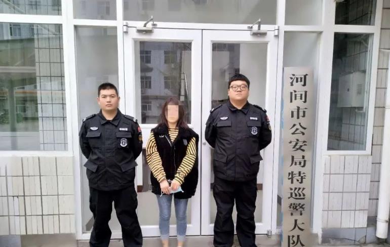 一女子顺手牵羊偷手机,河间公安迅速将其抓获!
