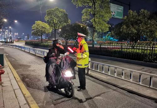 电动车新规正式实施为什么交警严抓超标电动车原因在这件事上