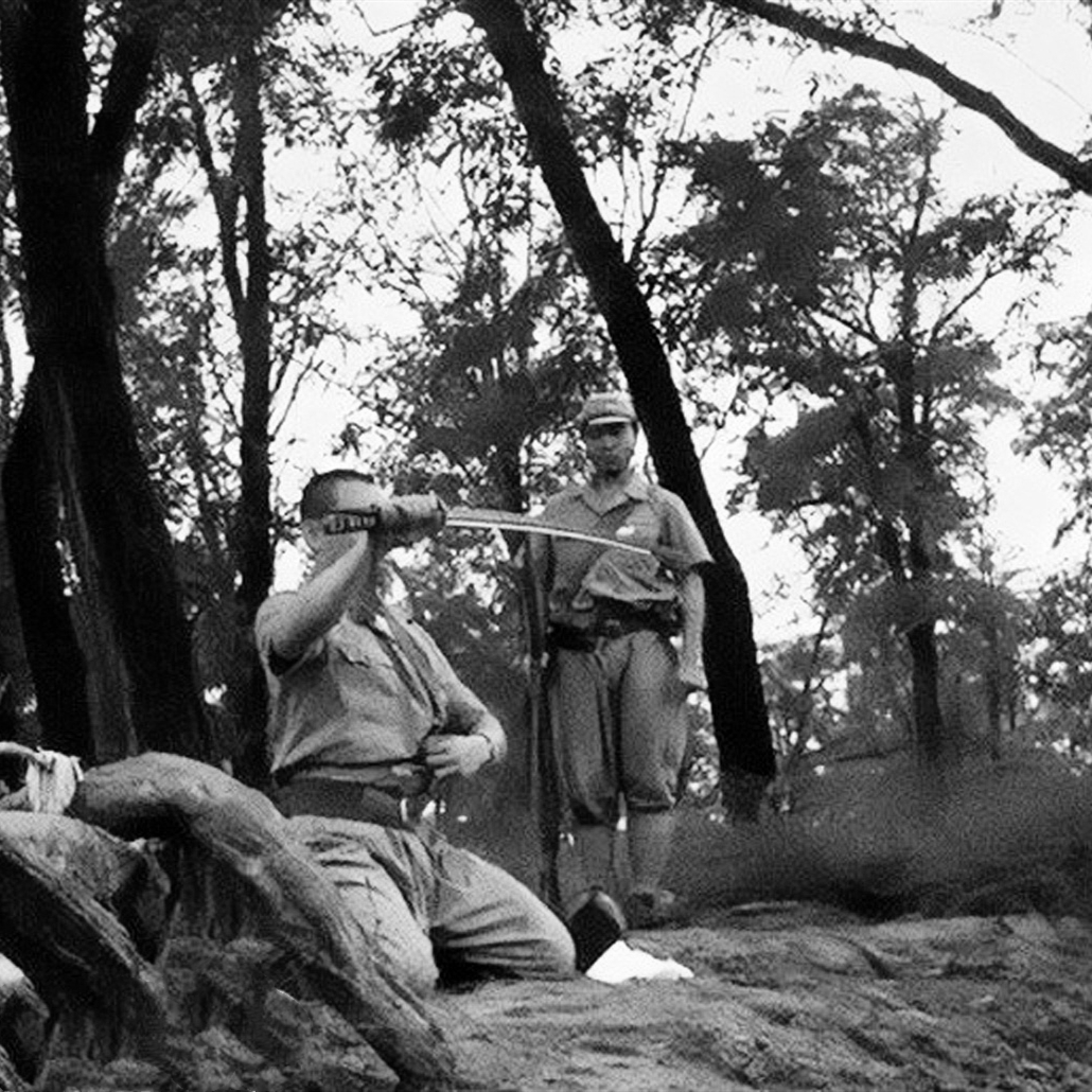 二战后一个日军切腹自尽全过程,最后痛苦倒地,介错人朝头开枪